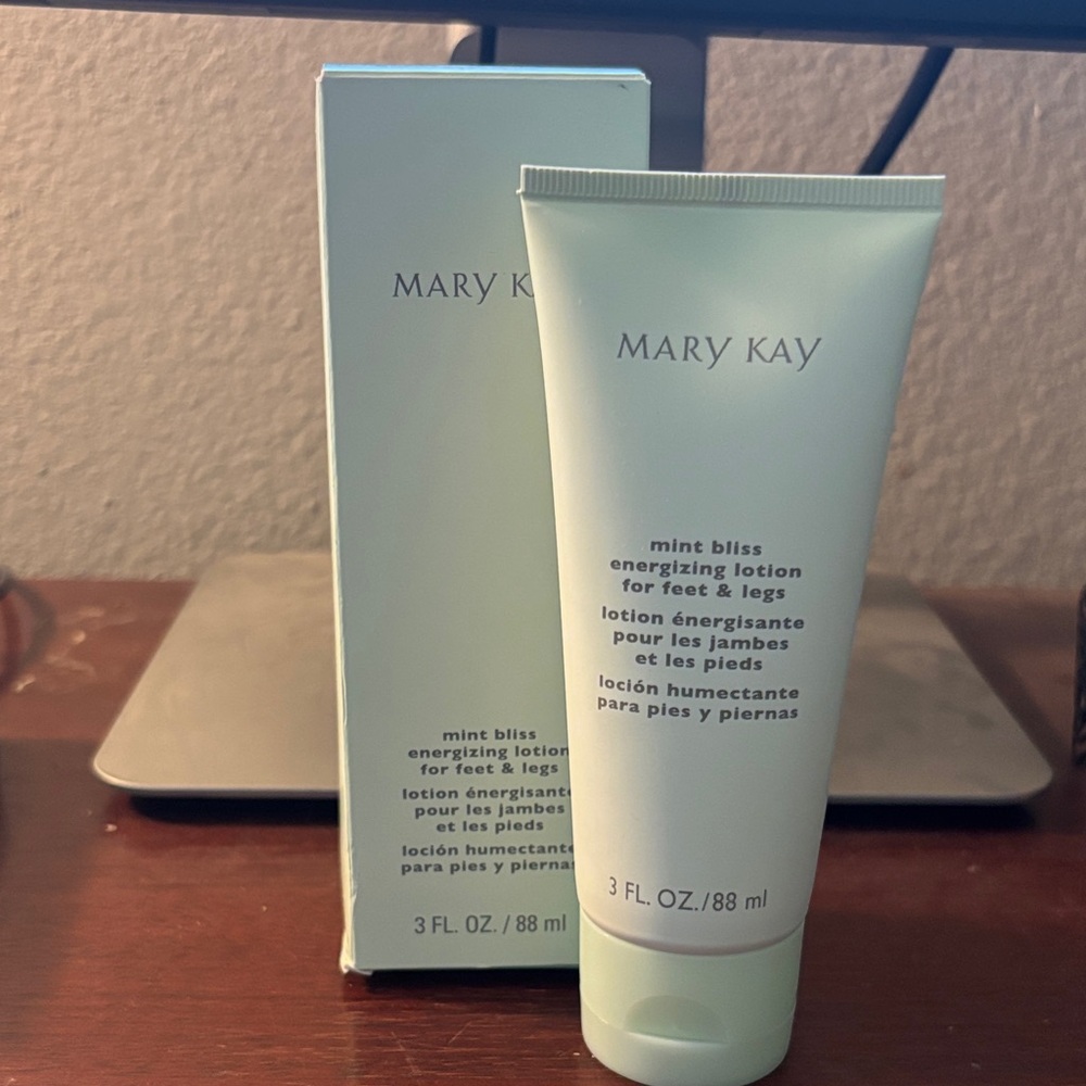 Mary Kay Mint Bliss Energizing Lotion for Feet & Legs - Light Mint Green